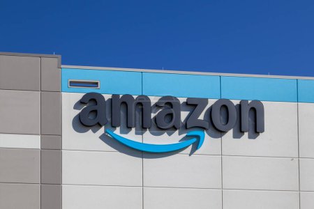 Téléchargez les photos : Channahon, Illinois, États-Unis - 27 mars 2022 : Le logo d'Amazon apparaît en gros plan sur le bâtiment. Amazon.com, Inc. est une multinationale américaine de technologie. - en image libre de droit