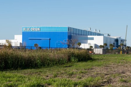 Téléchargez les photos : Merritt Island, Floride, États-Unis - 15 janvier 2022 : Blue Origin Rocket Factory à Merritt Island, Floride, États-Unis. Blue Origin, LLC est un fabricant aérospatial américain financé par le secteur privé. - en image libre de droit