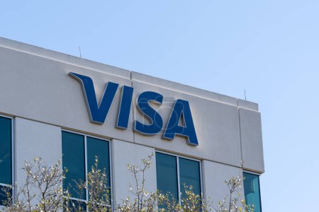 Foto de Austin, Texas, Estados Unidos - 18 de marzo de 2022: Primer plano del logotipo de Visa en su edificio de oficinas en Austin, Texas, Estados Unidos. Visa Inc es una corporación multinacional estadounidense de servicios financieros. - Imagen libre de derechos