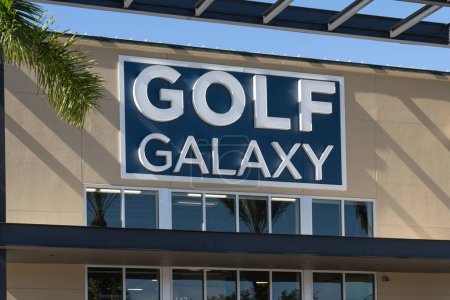 Téléchargez les photos : Sarasota, Floride, États-Unis - 11 janvier 2022 : Fermeture du panneau de magasin Golf Galaxy sur le bâtiment. Golf Galaxy est un détaillant américain offrant des équipements et des vêtements de golf. - en image libre de droit