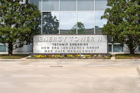 Téléchargez les photos : Houston, TX, États-Unis - 6 mars 2022 : Panneau de signalisation pour Energy Tower II avec panneaux d'entreprise : Technip Energies, New Era Insurance Group et Mac Haik management à Houston, TX, États-Unis. - en image libre de droit
