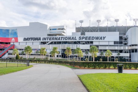 Foto de Daytona Beach, FL, USA - 13 de enero de 2022: Daytona International Speedway in Daytona Beach, FL, USA. Daytona International Speedway es una pista de carreras. - Imagen libre de derechos