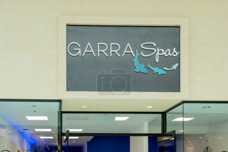 Téléchargez les photos : Orlando, Floride, États-Unis - 27 janvier 2022 : Magasin Garra Spas dans un centre commercial à Orlando, Floride, États-Unis. Garra Spas offre une expérience unique de spa de poissons. - en image libre de droit