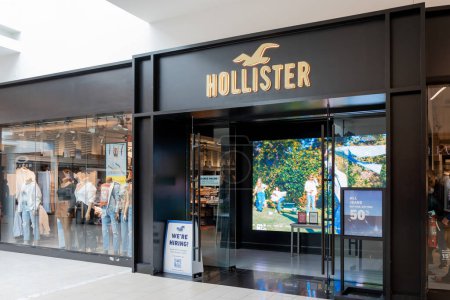 Téléchargez les photos : Orlando, Floride, États-Unis - 27 janvier 2022 : Gros plan sur une enseigne Hollister dans un centre commercial. Hollister est un détaillant de chaînes à la mode avec des vêtements inspirés de la Californie du Sud. - en image libre de droit