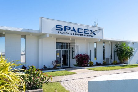 Foto de Cape Canaveral, Fl, Estados Unidos - 15 de enero de 2022: SpaceX Launch and Landing Control Center in Cape Canaveral, Fl, Estados Unidos. SpaceX (Space Exploration Technologies Corp.) es un aeroespacial estadounidense - Imagen libre de derechos