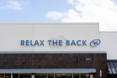 Téléchargez les photos : Orlando, Floride, États-Unis - 5 janvier 2022 : A Relax The Back store in Orlando, Floride, États-Unis. Relax The Back est un détaillant américain spécialisé dans les produits qui soulagent et préviennent les maux de cou et de dos.. - en image libre de droit