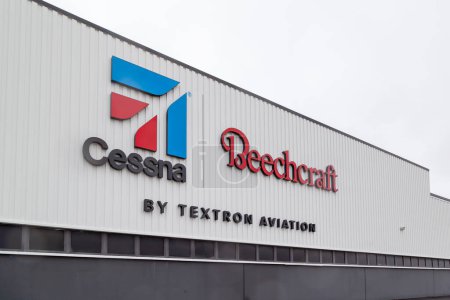 Téléchargez les photos : Wichita, Kansas, États-Unis - 22 mars 2022 : Panneau logo Cessna et Beechcraft sur le bâtiment du centre de service à Wichita, Kansas, États-Unis. - en image libre de droit