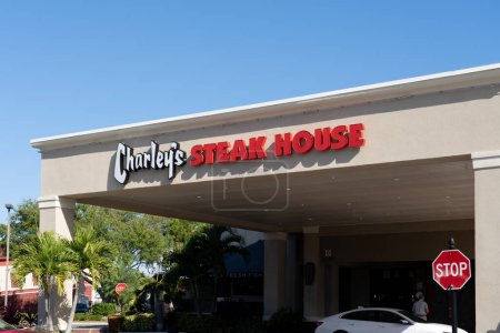 Foto de Orlando, Florida, Estados Unidos - 6 de enero de 2022: Charleys Steak House en Orlando, Florida, Estados Unidos. Charleys Steak House es un asador tradicional estadounidense. - Imagen libre de derechos
