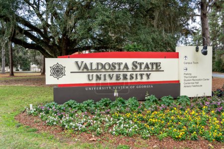 Foto de Valdosta, Georgia, EE.UU. - 30 de diciembre de 2021: Valdosta State University ground sign is shown Valdosta, Georgia, EE.UU. Universidad Estatal de Valdosta es una universidad pública. - Imagen libre de derechos