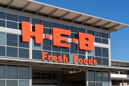 Foto de Pearland, Texas, Estados Unidos - 1 de marzo de 2022: Una tienda de supermercados H-E-B en Pearland, Texas, Estados Unidos. H-E-B Grocery Company, LP es una cadena de supermercados estadounidenses. - Imagen libre de derechos