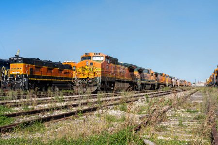 Foto de Galveston, Texas, EE.UU. - 12 de marzo de 2022: Muchas locomotoras almacenadas en un ferrocarril en Galveston, Texas, EE.UU. el 12 de marzo de 2022. Las locomotoras que se ponen a pastar están siendo reemplazadas por motores más nuevos.. - Imagen libre de derechos