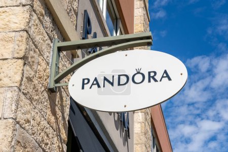 Foto de Pearland, Texas, EE.UU. - 19 de febrero de 2022: Un primer plano del cartel colgante de Pandora. Pandora es un fabricante de joyas danés y minorista. - Imagen libre de derechos