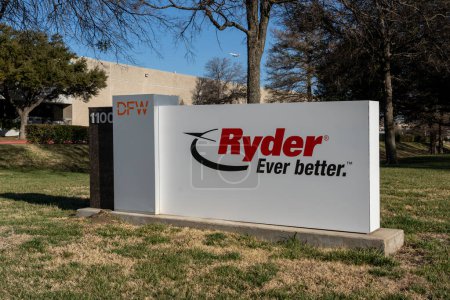 Foto de DFW Airport, Texas, Estados Unidos - 20 de marzo de 2022: Se muestra el primer plano del cartel de alquiler de camiones Ryder. Ryder es una empresa estadounidense de transporte y logística. - Imagen libre de derechos
