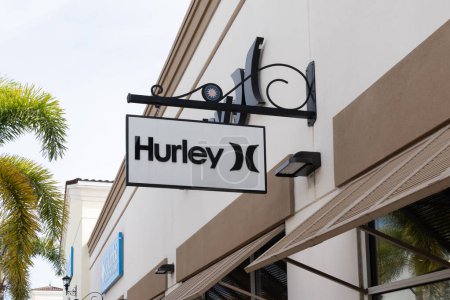 Téléchargez les photos : Orlando, Floride, États-Unis- 21 janvier 2022 : Panneau de magasin Hurley est vu à Orlando, Floride, États-Unis. Hurley est une société américaine qui vend des vêtements et accessoires commercialisés pour le surf et la natation. - en image libre de droit