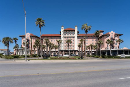 Foto de Galveston, TX, EE.UU. - 12 de marzo de 2022: Grand Galvez hotel en Galveston, TX, Estados Unidos. El Grand Galvez Resort and Spa es un histórico complejo turístico frente al mar en la costa del Golfo de Texas - Imagen libre de derechos
