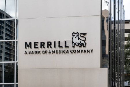 Foto de Houston, Texas, EE.UU. - 15 de febrero de 2022: Señal de que Merrill es una compañía de Bank of America en su oficina en Houston. Merrill es una división de gestión de inversiones y gestión patrimonial de Bank of America.. - Imagen libre de derechos