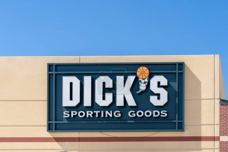 Téléchargez les photos : Pearland, Texas, USA - February 19, 2022: Dick's Sporting Goods store in Pearland, Texas, USA. Dick's Sporting Goods, Inc is an American sporting goods retail company. - en image libre de droit