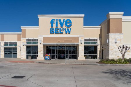 Téléchargez les photos : Pearland, Texas, États-Unis - 1er mars 2022 : A Five Below store in Pearland, Texas, États-Unis. Five Below Inc. est une chaîne américaine de magasins à rabais spécialisés. - en image libre de droit