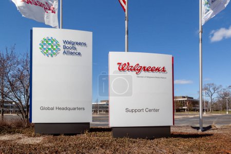Téléchargez les photos : Deerfield, Illinois, États-Unis - 27 mars 2022 : Walgreens signe à son siège social à Deerfield, Illinois, États-Unis. Walgreen Company est une société américaine qui exploite une chaîne de pharmacies. - en image libre de droit