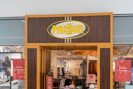 Téléchargez les photos : Orlando, Floride, États-Unis - 27 janvier 2022 : Magasin PacSun dans un centre commercial à Orlando, Floride, États-Unis. Pacific Sunwear of California, LLC est une marque américaine de vêtements de détail. - en image libre de droit