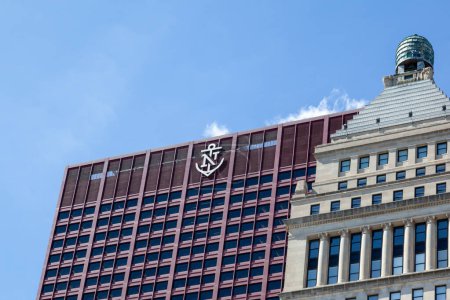 Foto de Chicago, Illinois, Estados Unidos - 28 de marzo de 2022: logotipo de Northern Trust en su edificio de oficinas (famoso rascacielos Big Red) en Chicago. Northern Trust Corporation es una empresa estadounidense de servicios financieros. - Imagen libre de derechos