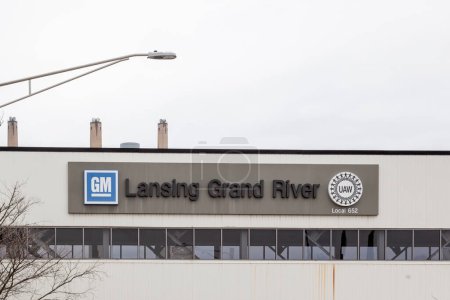 Foto de Lansing, Michigan, EE.UU. - 30 de marzo de 2022: La señal para la Asamblea de GM Lansing Grand River en Lansing, Michigan, EE.UU., una instalación de ensamblaje de automóviles propiedad y operada por General Motors. - Imagen libre de derechos