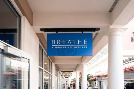 Foto de Orlando, Florida, EE.UU. - 21 de enero de 2022: Breathe Modern Wellness Bar store sign is seen in Orlando, Florida, USA. Breathe inc es una compañía americana de barras de oxígeno. uso editorial solamente. - Imagen libre de derechos