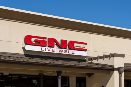 Foto de Lafayette, Louisiana, EE.UU. - 13 de febrero de 2022: Primer plano del letrero de la tienda GNC en el edificio. GNC Holdings es una empresa especializada en productos relacionados con la salud y la nutrición. - Imagen libre de derechos