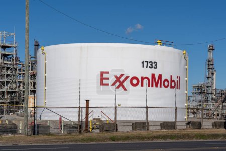 Foto de Baton Rouge, Louisiana, Estados Unidos - 13 de febrero de 2022: El letrero ExxonMobil en el tanque de petróleo. ExxonMobil, es una multinacional estadounidense de petróleo y gas. - Imagen libre de derechos
