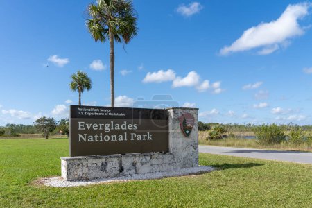 Foto de El cartel del Parque Nacional de los Everglades se muestra en Florida, Estados Unidos. El Parque Nacional Everglades es una reserva de 1,5 millones de acres de humedales. - Imagen libre de derechos