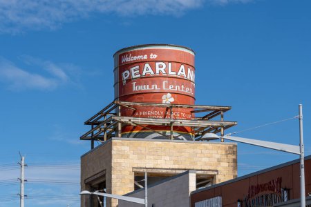 Foto de Pearland, Texas, Estados Unidos - 19 de febrero de 2022: Pearland Town Center firma en el edificio en Texas, Estados Unidos. Pearland Town Center es un concepto de centro de estilo de vida centro comercial regional - Imagen libre de derechos