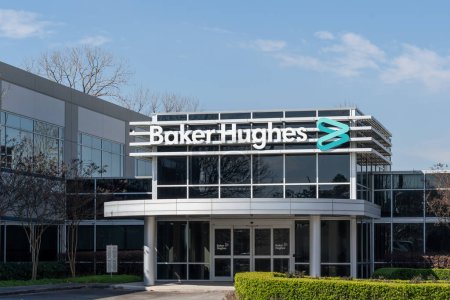 Foto de Houston, Texas, EE.UU. - 2 de marzo de 2022: Primer plano de Baker Hughes firmar en su sede en Houston, Texas, EE.UU.. Baker Hughes Company es una compañía estadounidense de servicios petroleros. - Imagen libre de derechos