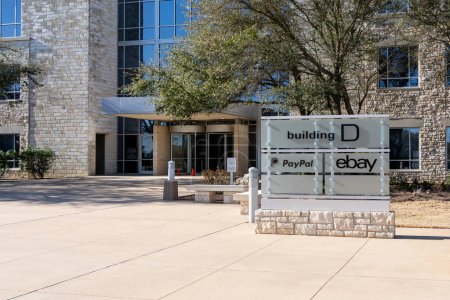 Foto de Austin, Texas, EE.UU. - 18 de marzo de 2022: El letrero de tierra con los letreros del logotipo de paypal y eBay en su oficina en Austin, Texas, Estados Unidos. eBay Inc y PayPal Holdings son una corporación multinacional estadounidense. - Imagen libre de derechos