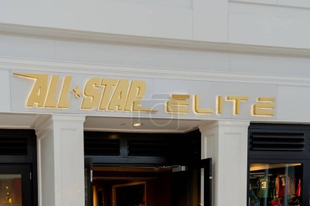Foto de Orlando, Florida, Estados Unidos - 27 de enero de 2022: Todas las tiendas Star Elite firman en un centro comercial en Orlando, Florida, Estados Unidos. All Star Elite es una tienda de ropa deportiva y artículos con licencia. - Imagen libre de derechos