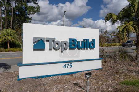 Foto de Daytona Beach, Fl, Estados Unidos - 13 de enero de 2022: TopBuild firma en Daytona Beach, Florida, Estados Unidos. TopBuild Corp es un instalador y distribuidor de productos de aislamiento y materiales de construcción. - Imagen libre de derechos