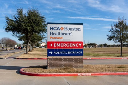 Téléchargez les photos : Pearland, Texas, États-Unis - 14 février 2022 : Panneau de terrain HCA Houston Healthcare à Pearland, Texas, États-Unis. HCA Houston Healthcare est un fournisseur de soins de santé. - en image libre de droit