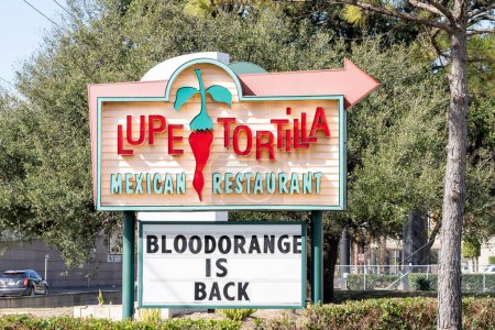 Foto de Houston, Texas, Estados Unidos - 15 de febrero de 2022: Señal de Lupe Tortilla Los restaurantes mexicanos firman en una de sus ubicaciones en Houston, Texas, Estados Unidos. - Imagen libre de derechos