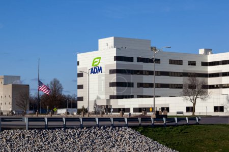 Foto de Decatur, Illinois, EE.UU. - 26 de marzo de 2022: Edificio de oficinas ADM en sus instalaciones en Decatur, Illinois, EE.UU. ADM es una multinacional estadounidense de procesamiento de alimentos y comercio de materias primas corporación. - Imagen libre de derechos