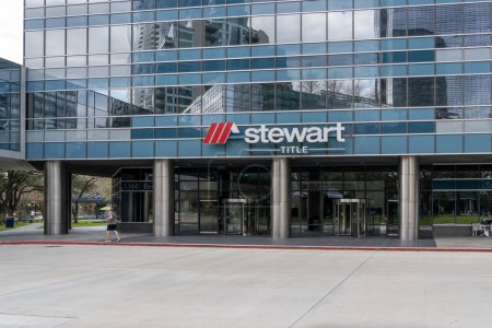 Foto de Houston, Texas, Estados Unidos - 13 de marzo de 2022: Sede de Stewart en Houston, Texas, Estados Unidos. Stewart es una compañía de seguros de título americano. - Imagen libre de derechos