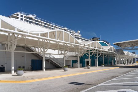 Téléchargez les photos : Cape Canaveral, Floride, États-Unis - janvier 15, 2022 : Port Canaveral in Cape Canaveral, Floride, États-Unis. Port Canaveral est un port de croisière, de fret et naval. - en image libre de droit