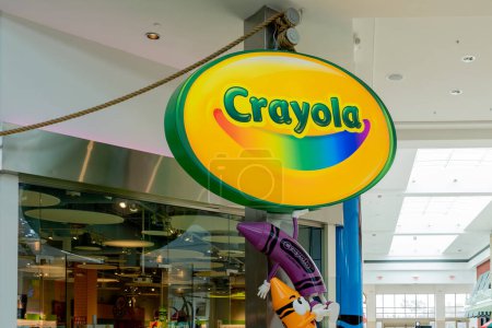 Foto de Orlando, Florida, Estados Unidos - 27 de enero de 2022: Crayola Experience store at a shopping mall in Orlando, Florida, Estados Unidos. Crayola Experience es una atracción familiar cubierta. - Imagen libre de derechos
