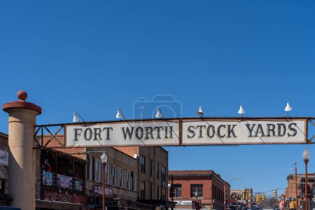Foto de Fort Worth, Texas, Estados Unidos - 19 de marzo de 2022: El letrero de Fort Worth Stockyards se ve en Fort Worth, Texas, Estados Unidos. El Fort Worth Stockyards es un distrito histórico. - Imagen libre de derechos