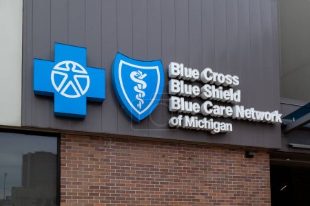 Téléchargez les photos : Lansing, Michigan, États-Unis - 30 mars 2022 : Signe rapproché pour Blue Cross, Blue Shield and Blue Care Network of Michigan sur leur bureau à Lansing, Michigan, États-Unis. - en image libre de droit