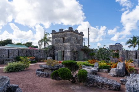 Foto de Homestead, FL, USA - 1 de enero de 2022: Coral Castle Museum se muestra en Homestead cerca de Miami, FL, USA, una estructura de piedra caliza oolita creada por el excéntrico letón-americano Edward Leedskalnin. - Imagen libre de derechos