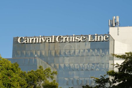 Téléchargez les photos : Miami, Floride, États-Unis - 1er janvier 2022 : Signature du logo du Carnival Cruise Line à leur siège social à Miami, Floride, États-Unis. Carnival Cruise Line est un croisiériste international. - en image libre de droit
