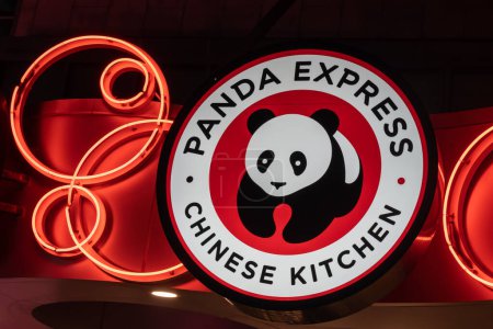 Foto de Orlando, FL, USA - 6 de febrero de 2022: El logo Panda Express en la noche se muestra en Orlando, FL, USA. Panda Express es una cadena de restaurantes de comida rápida que sirve cocina china americana. - Imagen libre de derechos