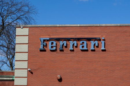 Téléchargez les photos : Lake forest, Illinois, USA - 27 mars 2022 : Panneau Ferrari sur le mur dans la forêt lacustre, Illinois, USA. Ferrari S.p.A. est un constructeur italien de voitures de sport de luxe. - en image libre de droit