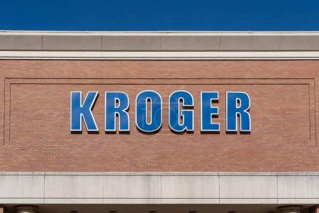 Foto de Houston, Texas, Estados Unidos - 15 de febrero de 2022: Un primer plano del cartel del supermercado Kroger en Houston, Texas, Estados Unidos. The Kroger Company es una empresa minorista estadounidense. - Imagen libre de derechos