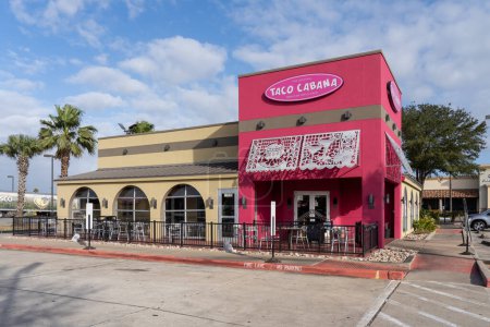 Foto de Orlando, FL, USA - 16 de febrero de 2022: Un restaurante Taco Cabana en Orlando, FL, USA. Taco Cabana es una cadena estadounidense de restaurantes casuales y rápidos especializada en cocina Tex-Mex. - Imagen libre de derechos
