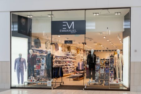 Téléchargez les photos : Orlando, Floride, États-Unis - 27 janvier 2022 : Boutique Emmanuel dans un centre commercial à Orlando, Floride, États-Unis. Boutique Emmanuel est une boutique de vêtements pour hommes. - en image libre de droit